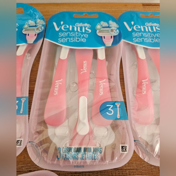 New In Package 5 packs of 3 VENUS Sensitive Disposable Razors - Picture 2 of 3